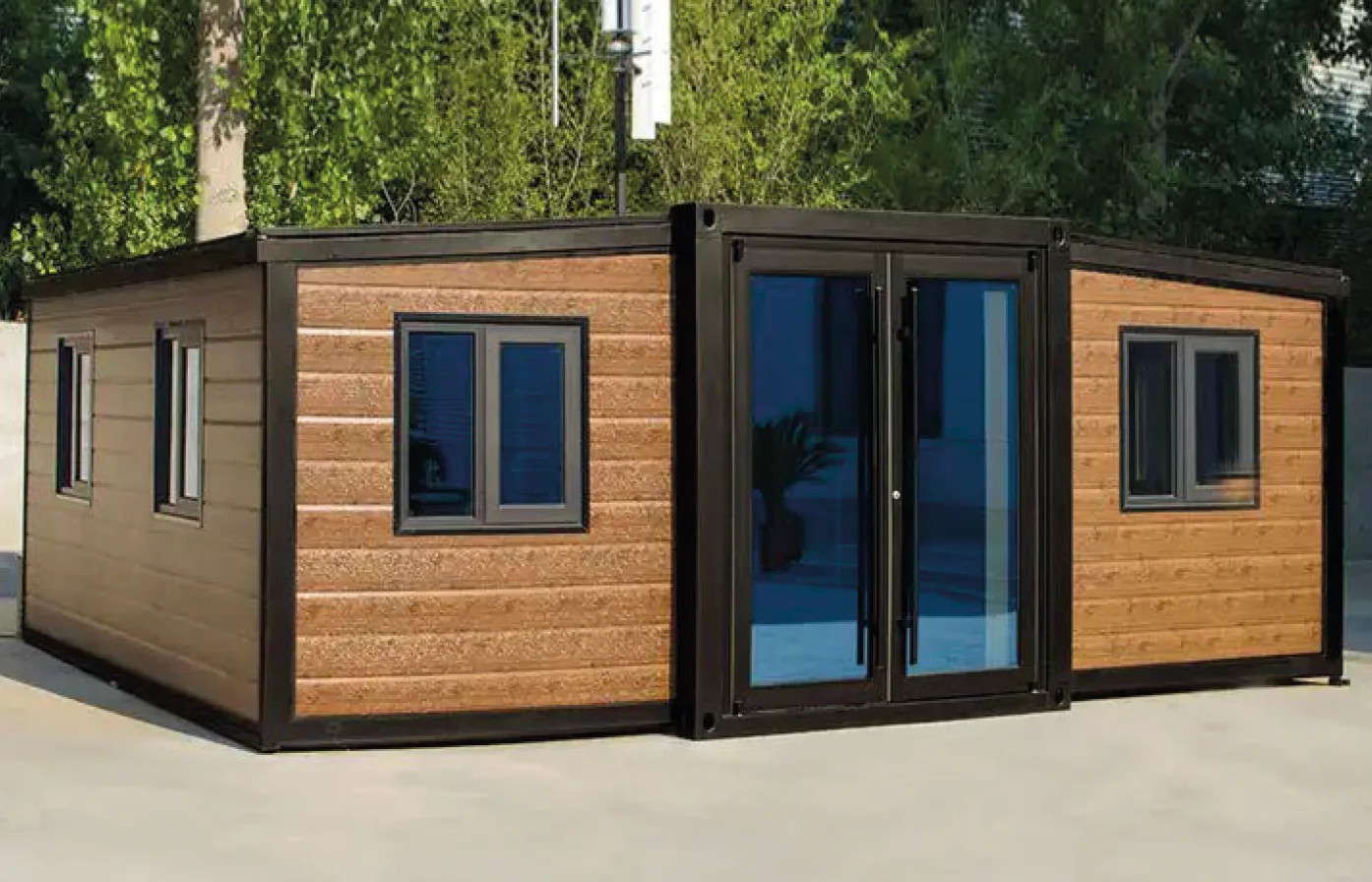Casa expandible con revestimiento de madera