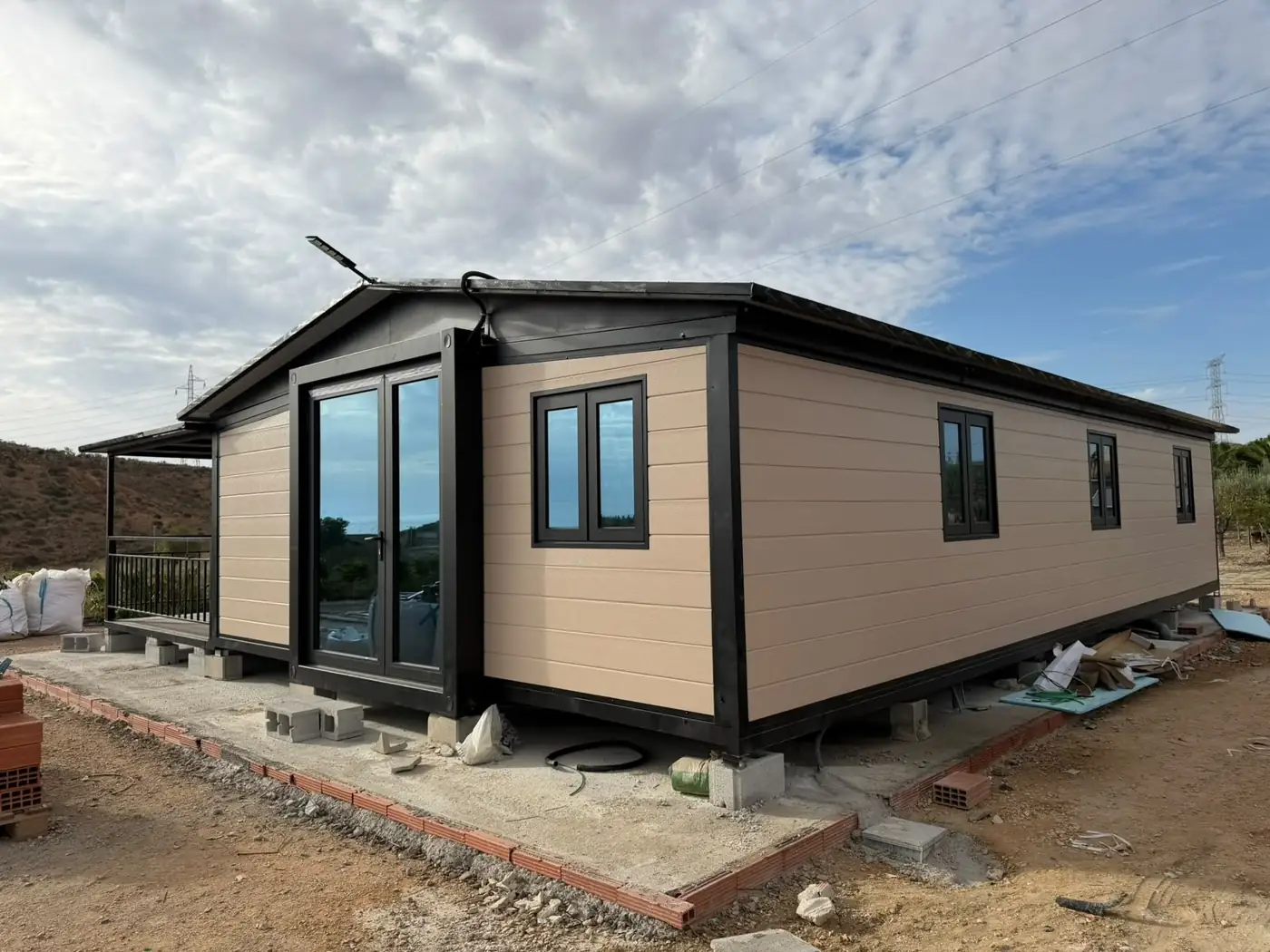 Casa expandible de 54 m² instalada por CapsulaWorld (foto 2)